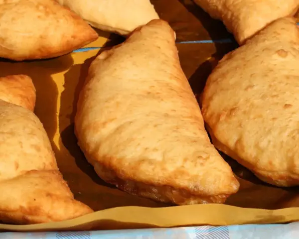 Panzerotti di melanzane dorati e fragranti, pronti per essere gustati.
