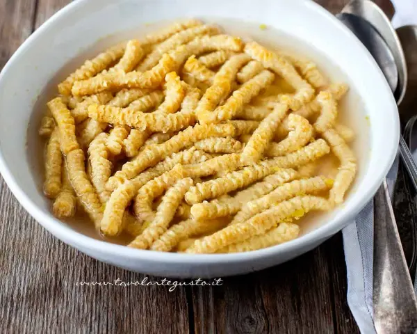 Passatelli in brodo, un classico della cucina romagnola. La ricetta perfetta per un piatto confortante e saporito.