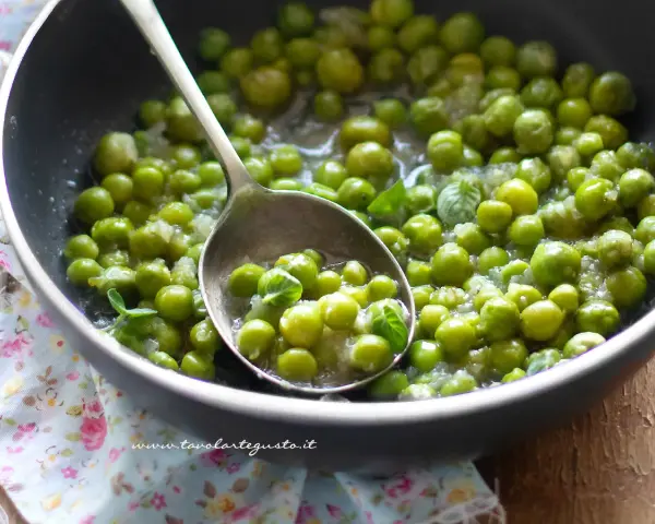 Piselli freschi in padella, conditi con erbe aromatiche e un filo d'olio. Un contorno semplice e gustoso.