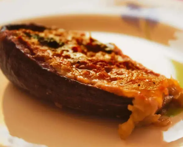 Melanzane ripiene calabresi, un piatto saporito con un ripieno dorato e filante, pronto per essere gustato.