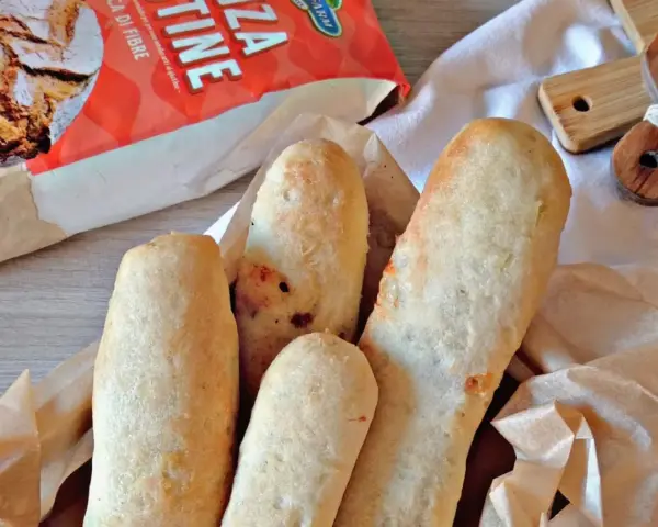 Deliziosi filoncini di pane, dorati e fragranti, pronti per essere gustati.