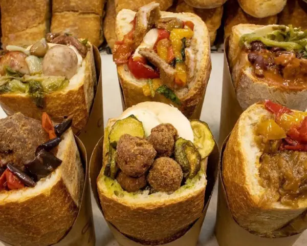 Sei cuzzetielli napoletani, pane farcito con polpette, verdure e salsiccia. Un'esplosione di sapori!