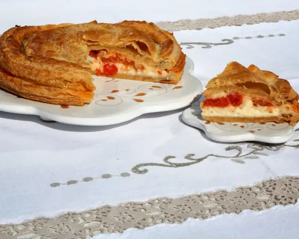 Rustico leccese con sfoglia dorata e ripieno cremoso di ricotta e pomodorini. Un assaggio di Puglia.