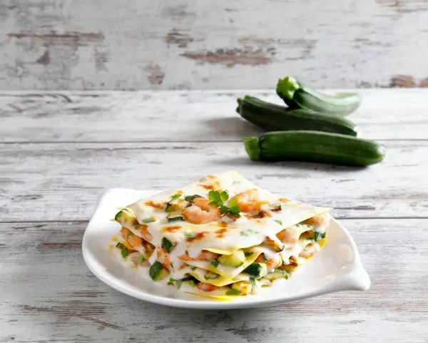 Lasagna estiva con zucchine e gamberetti, un piatto leggero e saporito, perfetto per le giornate calde.