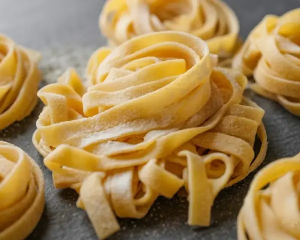 Nidi di pasta fresca, pronti per una deliziosa pasta fresca ricetta.