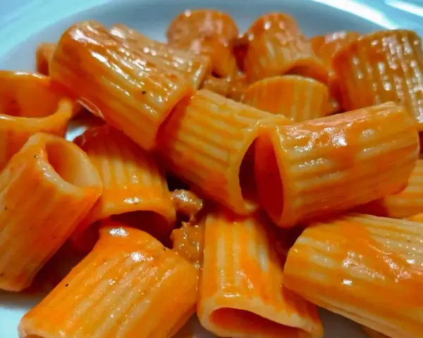 Un primo piatto invitante: rigatoni conditi con un sugo rosso cremoso, un'autentica pasta alla carcerata.