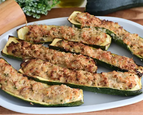 Zucchine ripiene velocissime, dorate e gratinate, pronte per essere gustate. Un piatto semplice e saporito.