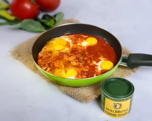Uova in padella con sugo di pomodoro, un'idea per una frico ricetta veloce e gustosa.
