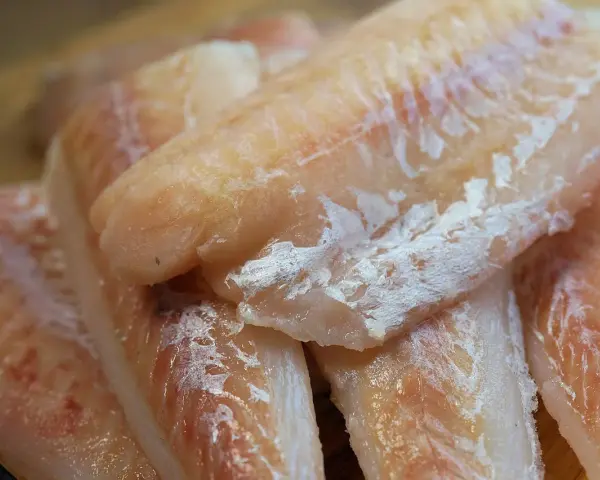 Tranci di palombo freschi e succulenti, pronti per essere cucinati. La carne bianca e rosata promette un sapore delicato.