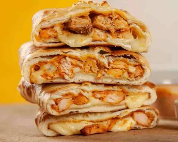 Scacce ragusane impilate, con ripieno di pollo e formaggio filante, un vero piacere per il palato.