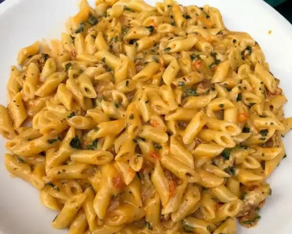 Un piatto invitante di penne ai 7 peccati, condite con una salsa cremosa e erbe aromatiche. Un vero peccato non assaggiarle!