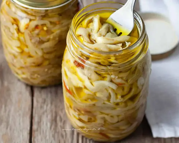 Melanzane sott'olio a crudo in barattoli, pronte per essere gustate. Un sapore autentico e genuino.
