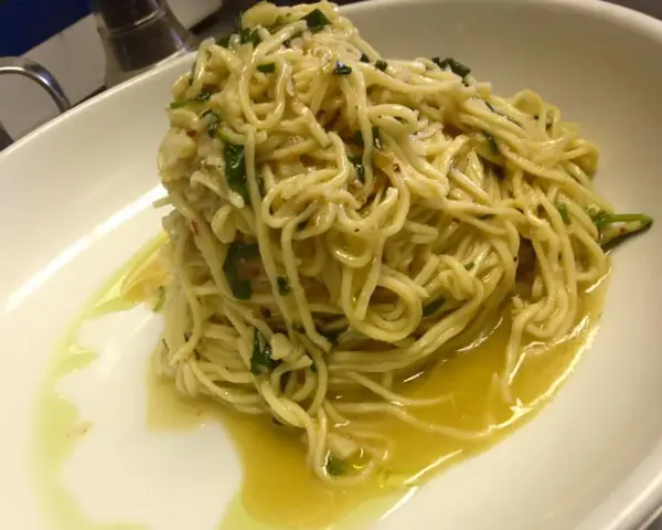 Spaghetti aglio olio e peperoncino cremosi, un piatto semplice ma ricco di sapore, con un filo d'olio che invita al primo assaggio.