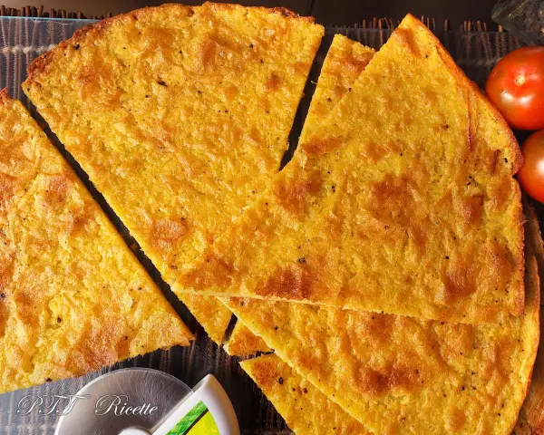 Fetta di cecina dorata, croccante e profumata, pronta per essere gustata. Una deliziosa cecina ricetta da provare subito!