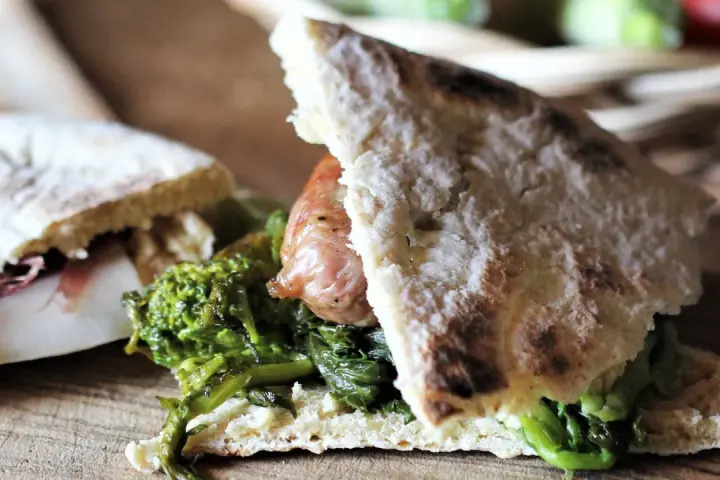 Torta al testo ripiena di salsiccia e verdure, un sapore autentico.
