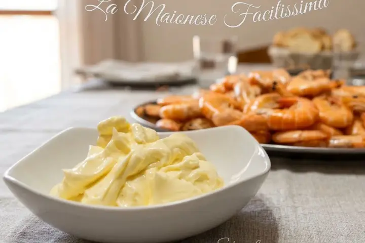 Una ciotola di maionese fatta in casa, perfetta per accompagnare gamberi e pane. Una maionese ricetta facile e veloce.