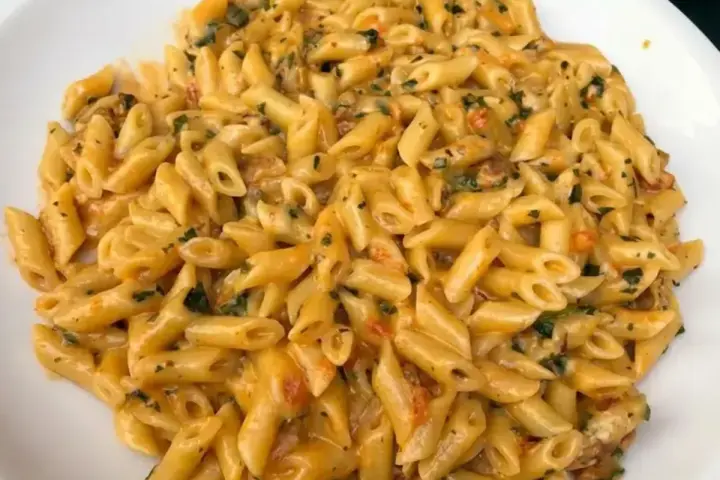 Un piatto invitante di penne ai 7 peccati, condite con una salsa cremosa e erbe aromatiche. Un vero peccato non assaggiarle!