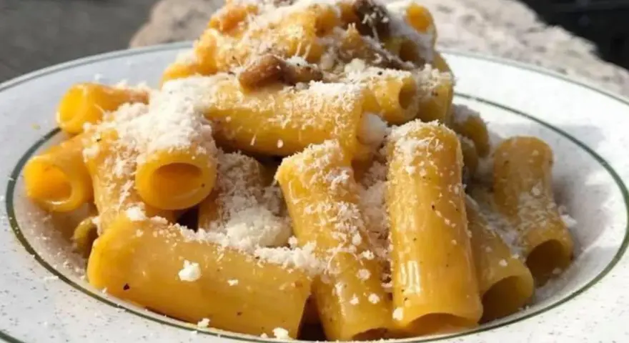 Rigatoni cremosi, un assaggio della vera carbonara ricetta originale romana Sora Lella, con guanciale croccante e pecorino romano.