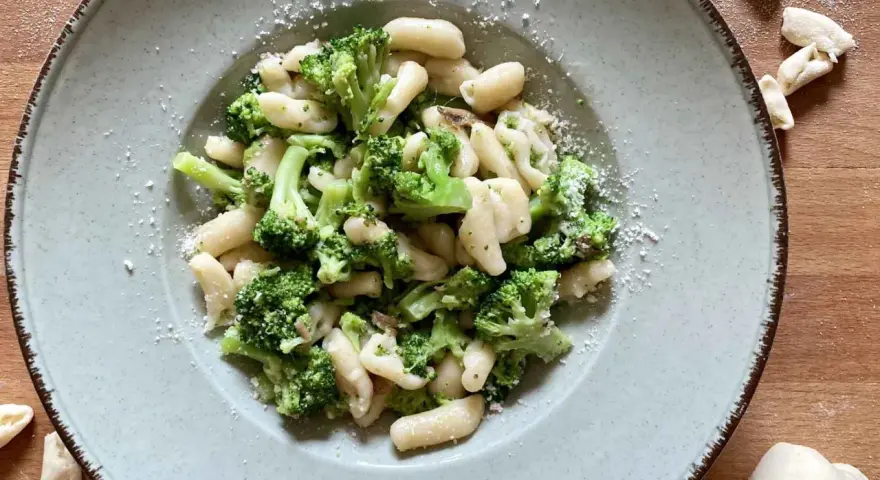 Cavatelli con broccoli e acciughe, un classico su come condirli. Spolverata di parmigiano.