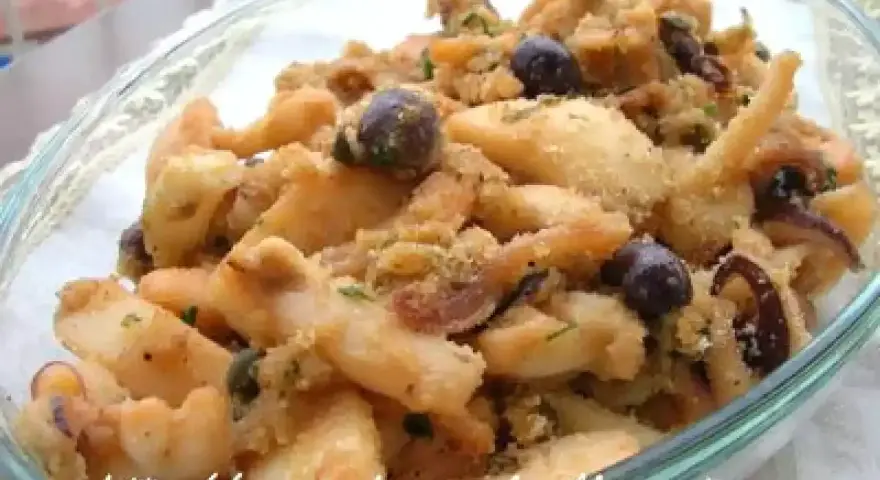 Deliziosi seppie gratinate al forno, croccanti e saporite, con olive nere e prezzemolo.