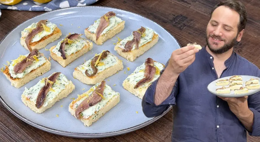 Deliziosi crostini con acciughe e robiola, guarniti con scorza di limone, pronti per essere gustati.