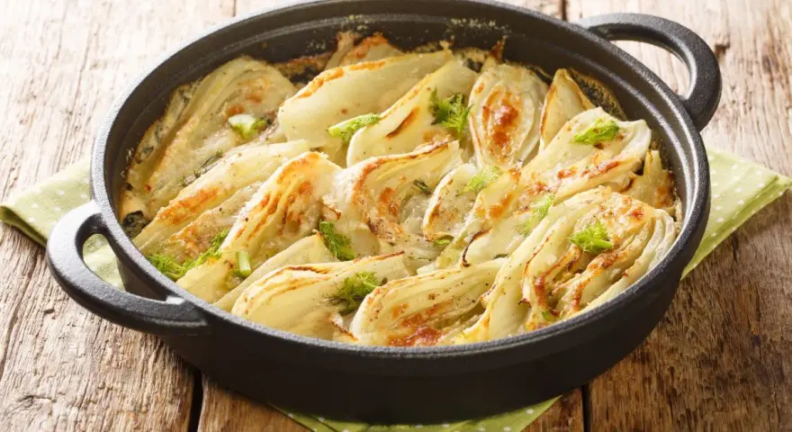 Finoçchi in padella con pangrattato, dorati e profumati, pronti per essere gustati.