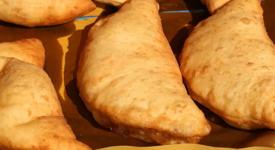 Panzerotti di melanzane dorati e fragranti, pronti per essere gustati.