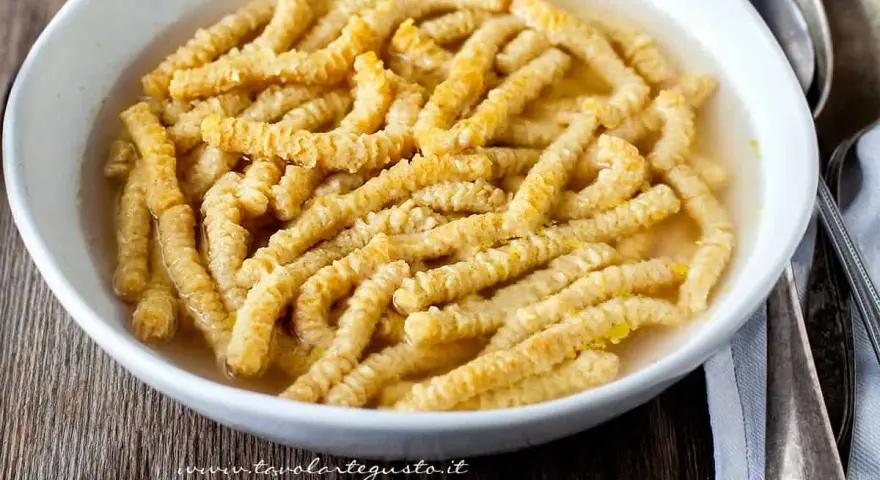 Passatelli in brodo, un classico della cucina romagnola. La ricetta perfetta per un piatto confortante e saporito.