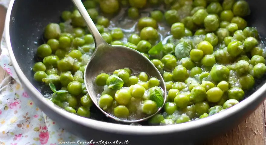 Piselli freschi in padella, conditi con erbe aromatiche e un filo d'olio. Un contorno semplice e gustoso.