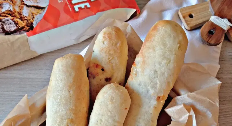 Deliziosi filoncini di pane, dorati e fragranti, pronti per essere gustati.