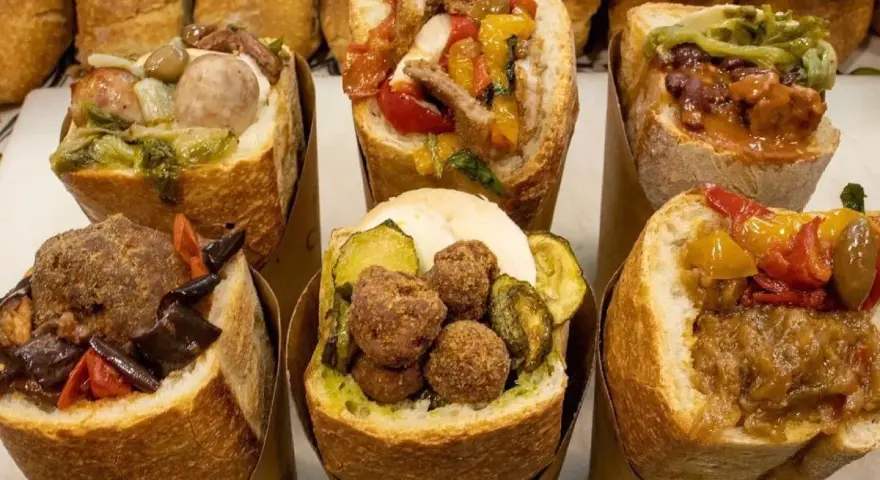 Sei cuzzetielli napoletani, pane farcito con polpette, verdure e salsiccia. Un'esplosione di sapori!
