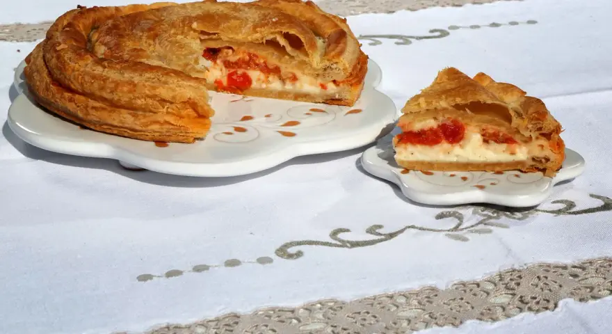 Rustico leccese con sfoglia dorata e ripieno cremoso di ricotta e pomodorini. Un assaggio di Puglia.
