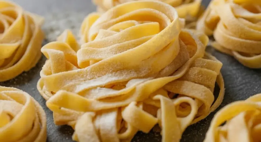 Nidi di pasta fresca, pronti per una deliziosa pasta fresca ricetta.