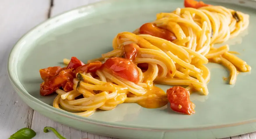 Spaghetti al sugo di pomodoro e peperoncino, un classico della scarpariello ricetta.