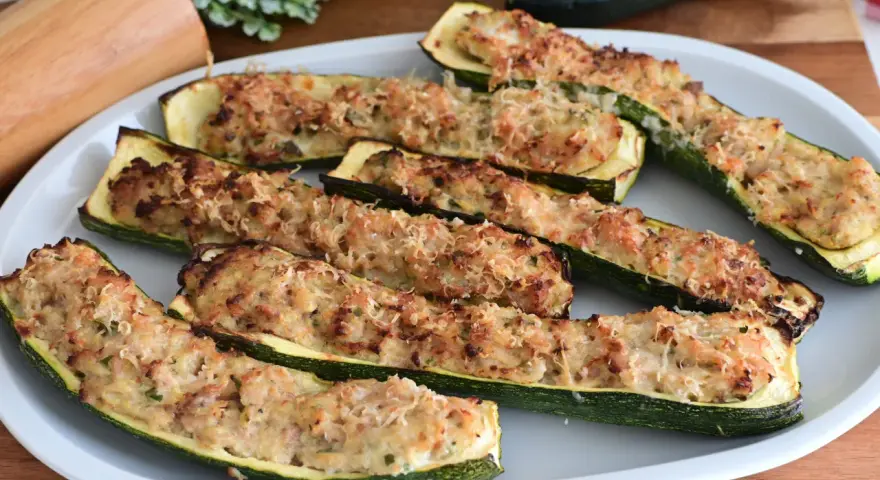 Zucchine ripiene velocissime, dorate e gratinate, pronte per essere gustate. Un piatto semplice e saporito.