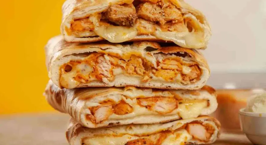 Scacce ragusane impilate, con ripieno di pollo e formaggio filante, un vero piacere per il palato.