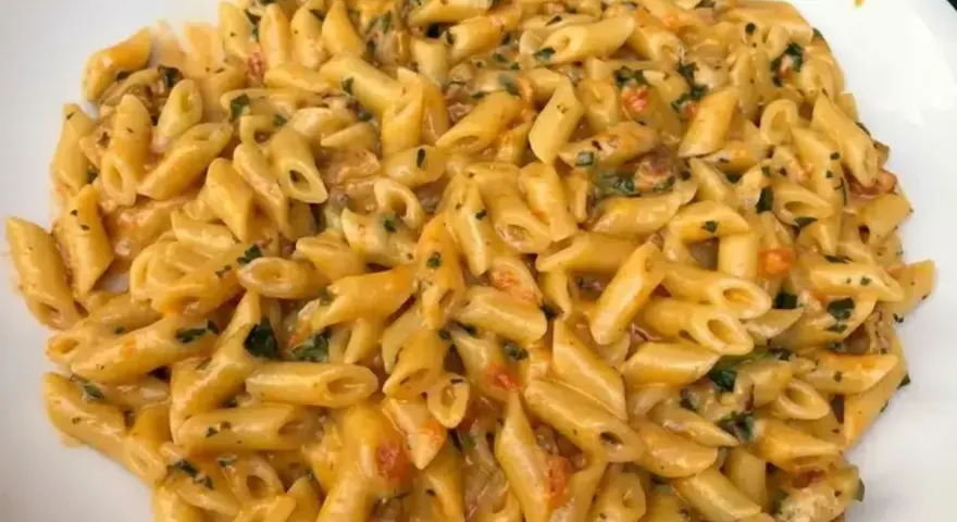 Un piatto invitante di penne ai 7 peccati, condite con una salsa cremosa e erbe aromatiche. Un vero peccato non assaggiarle!