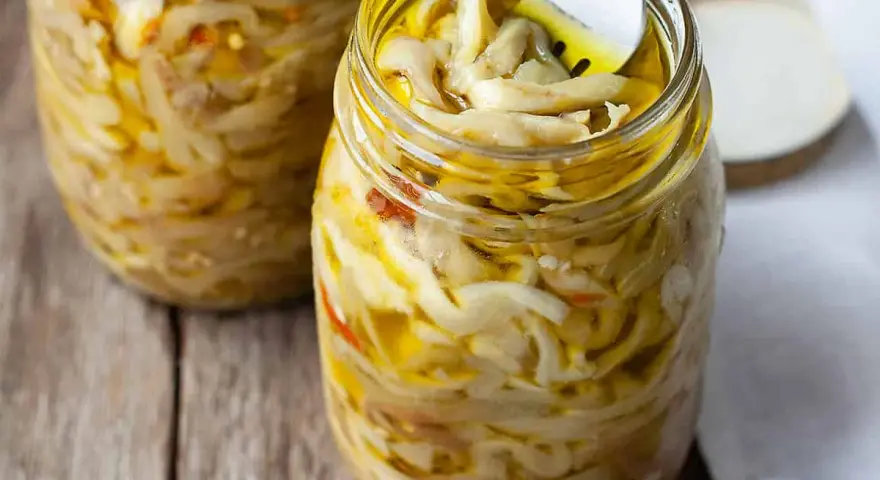 Melanzane sott'olio a crudo in barattoli, pronte per essere gustate. Un sapore autentico e genuino.