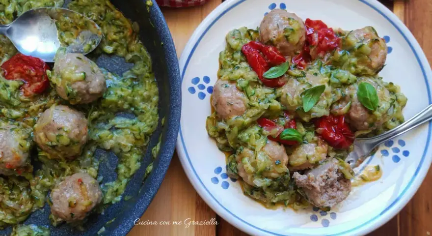 Polpette di zucchine in padella, gustose e leggere, servite con pomodorini e basilico fresco.