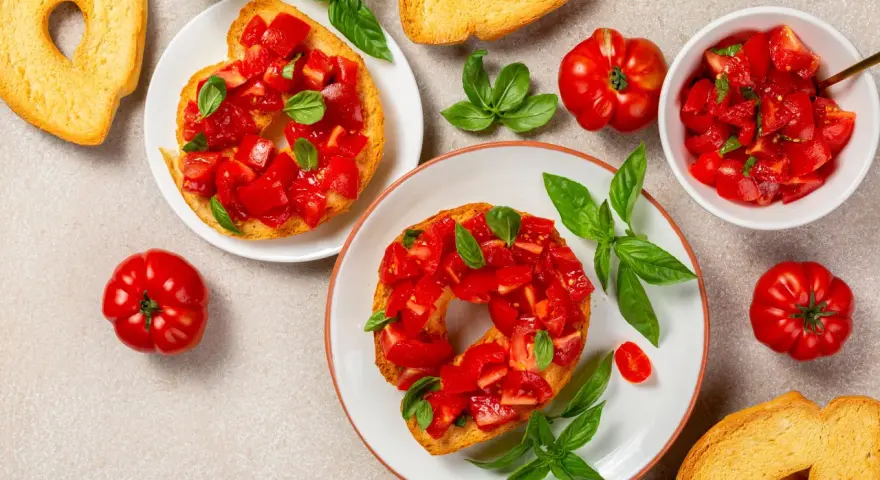 Friselle condite con pomodoro fresco e basilico, un modo semplice per imparare come farcire le friselle per un antipasto gustoso.