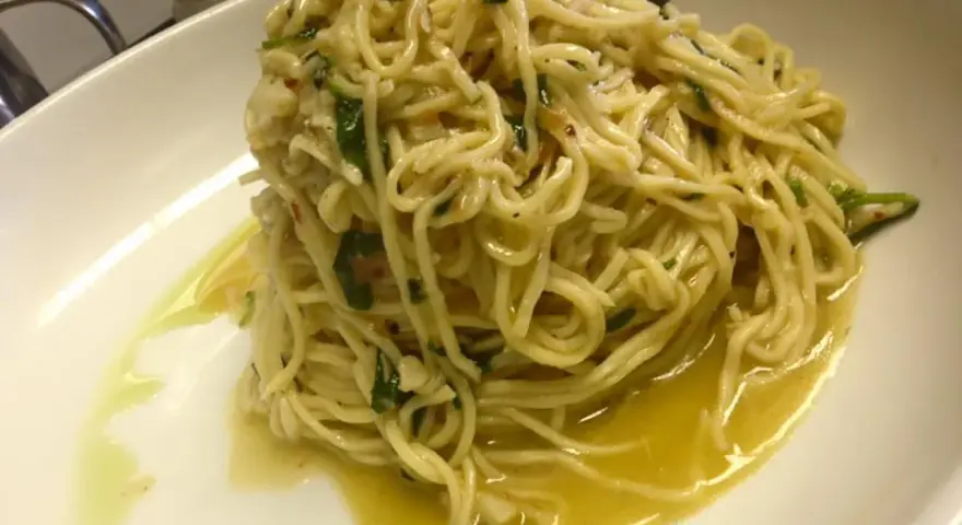 Spaghetti aglio olio e peperoncino cremosi, un piatto semplice ma ricco di sapore, con un filo d'olio che invita al primo assaggio.