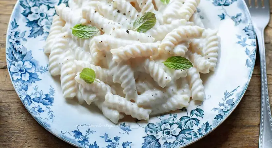Fusilli cremosi con ricotta, un classico profumato, la pasta con ricotta ricetta della nonna che scalda il cuore.