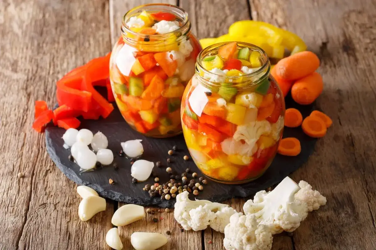 Vasi di giardiniera fatta in casa, con carote, peperoni, cavolfiore e cipolline. La ricetta perfetta per conservare le verdure.