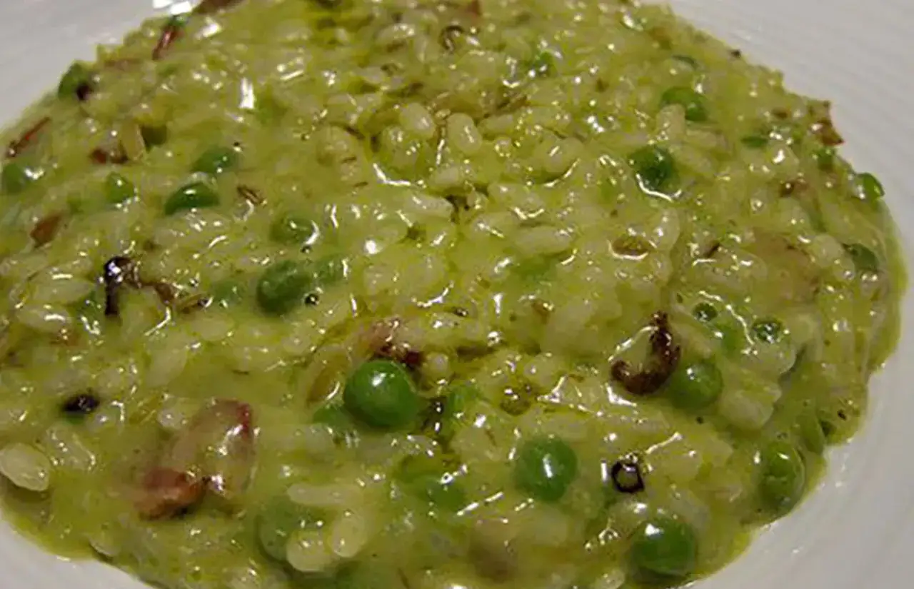 Un cremoso risotto con piselli, un piatto semplice e gustoso.