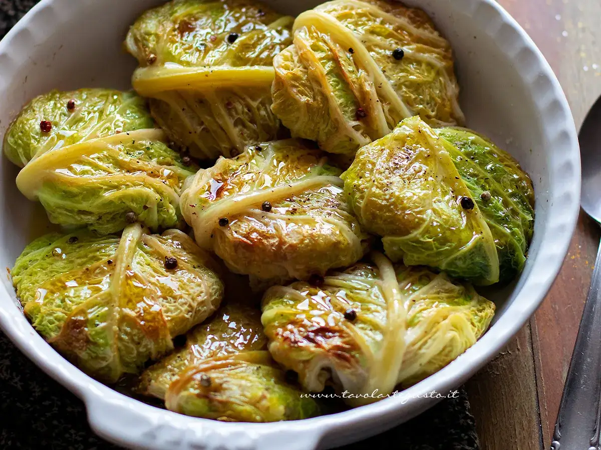 Verza ripiena in teglia, condita con olio e pepe nero. Un piatto confortante e saporito.