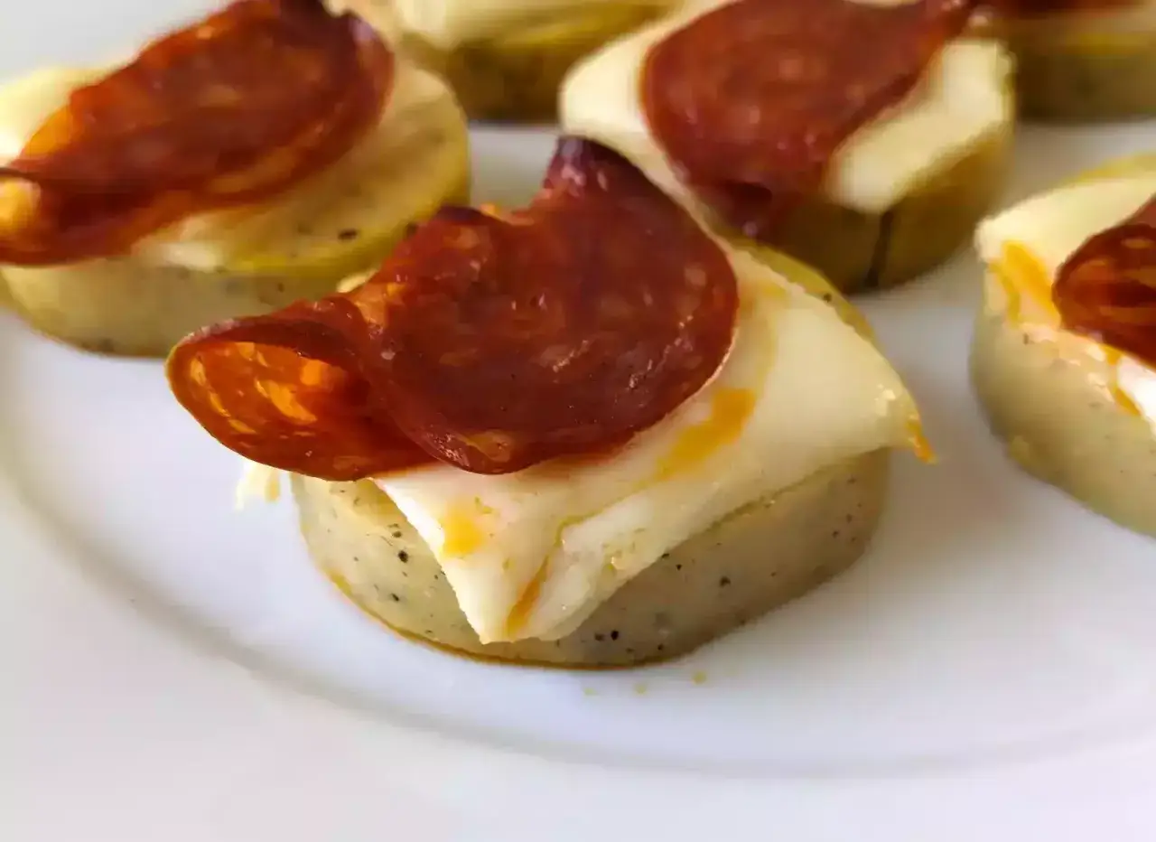 Deliziosi crostini di polenta freddi con formaggio filante e salame piccante, perfetti per un aperitivo sfizioso.