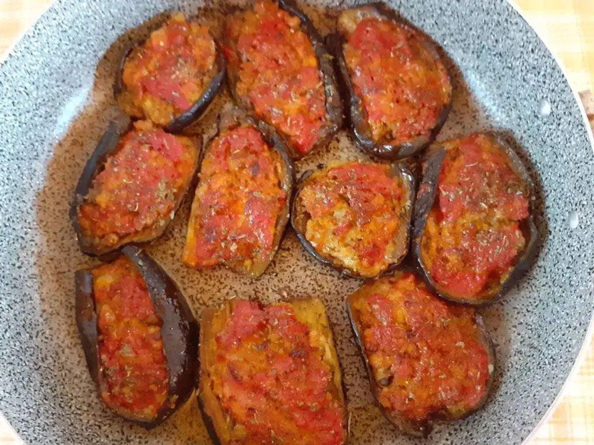 Melanzane ripiene calabresi in padella, un piatto gustoso e tradizionale.