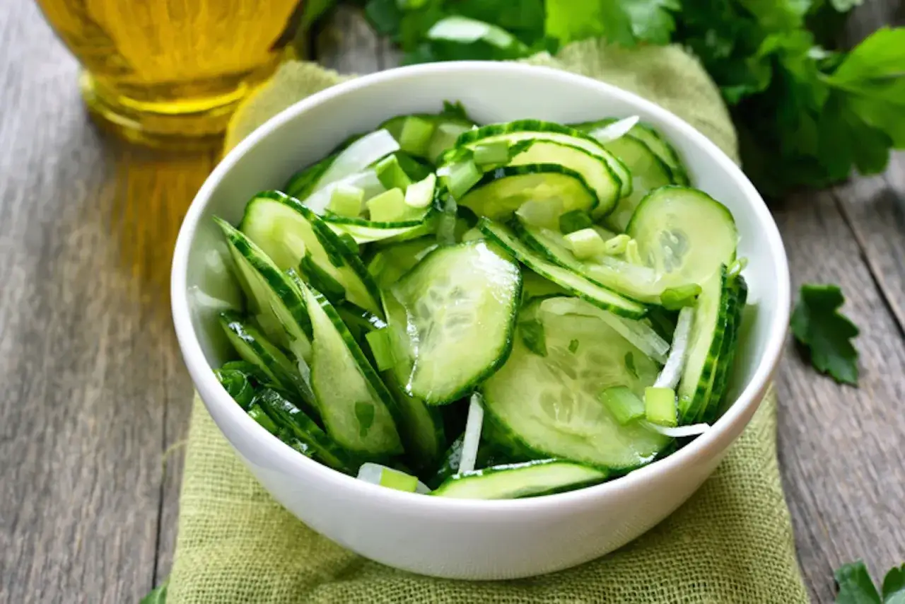 Una fresca insalata di cetrioli, tagliati sottili e conditi con erbe aromatiche, pronta per essere gustata.
