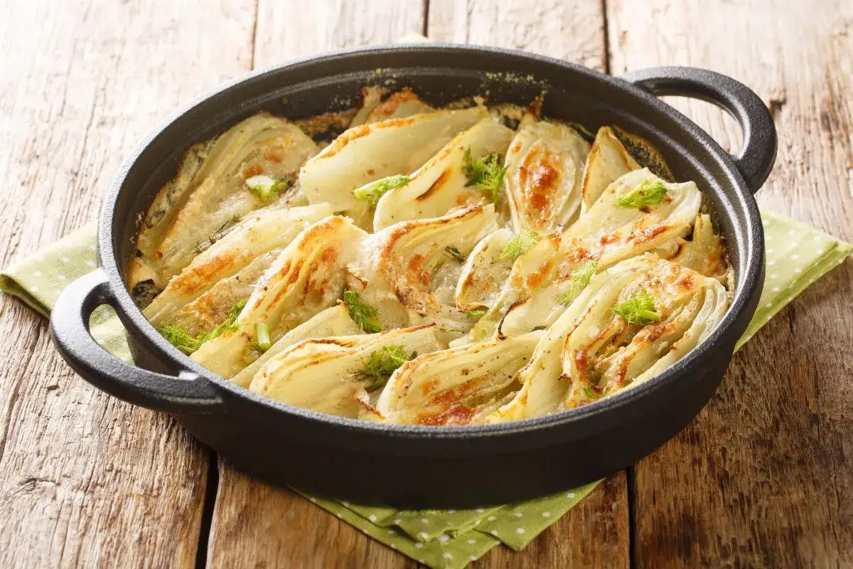 Finoçchi in padella con pangrattato, dorati e profumati, pronti per essere gustati.