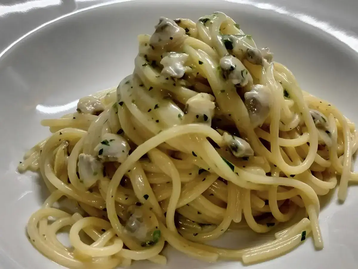 Spaghetti alle vongole cremosi come al ristorante, un piatto invitante con pasta e molluschi in una salsa vellutata.